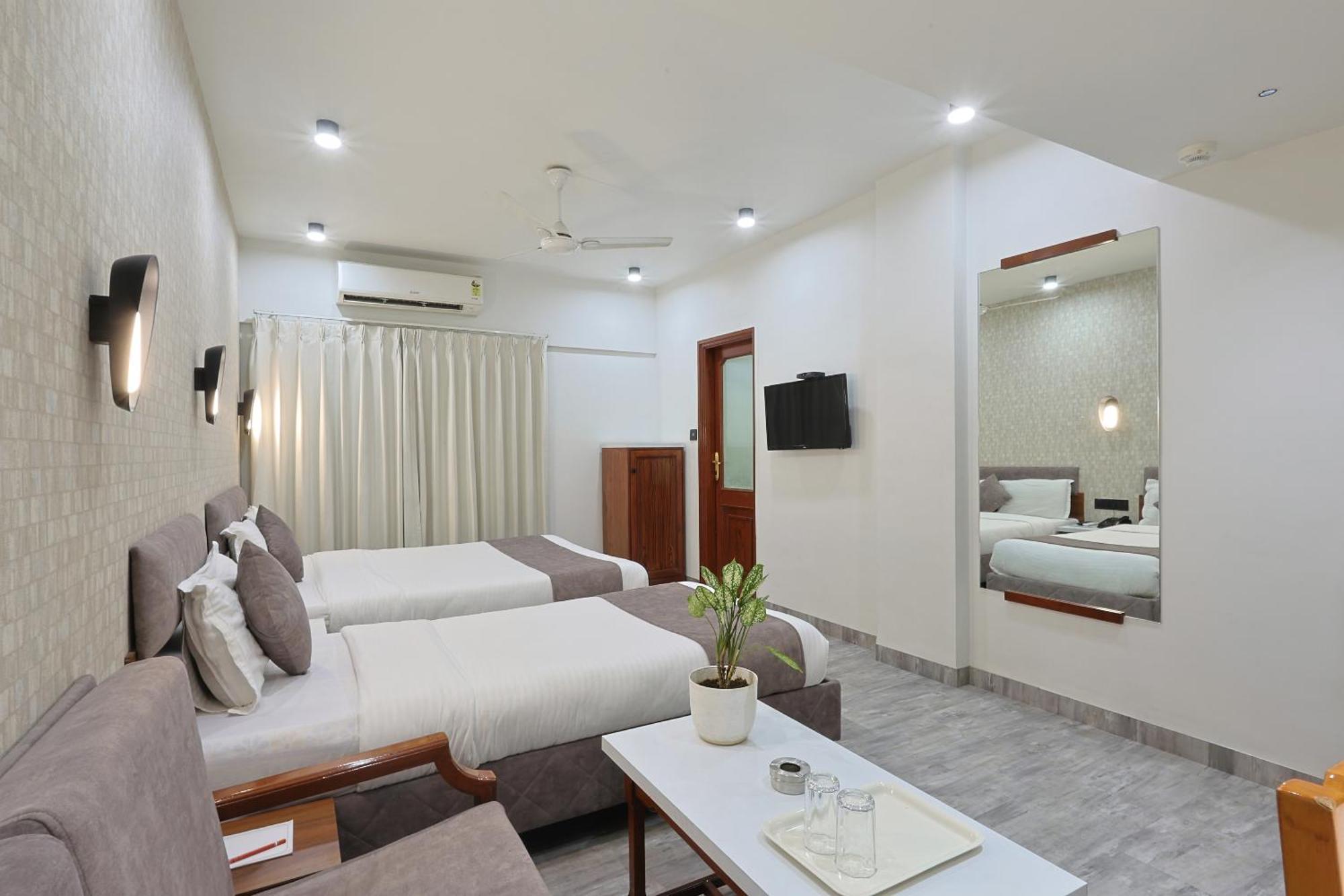 Hotel Apex Surat Exterior foto