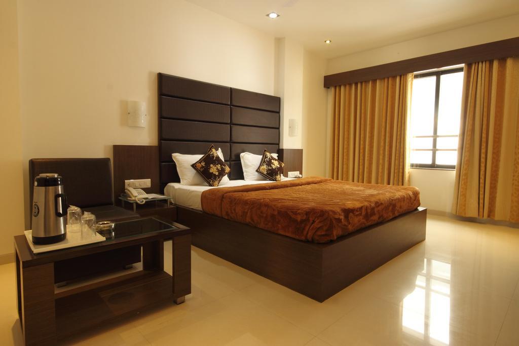 Hotel Apex Surat Habitación foto
