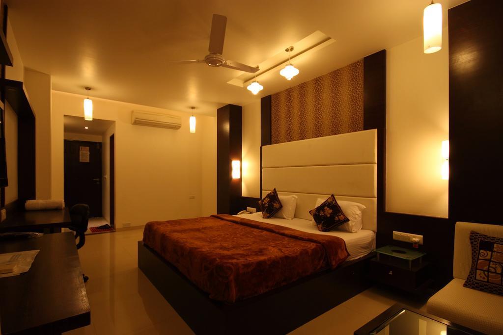 Hotel Apex Surat Habitación foto