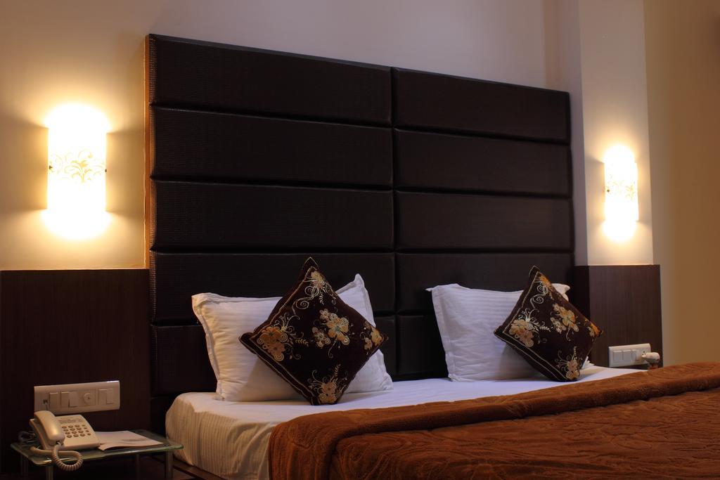Hotel Apex Surat Habitación foto