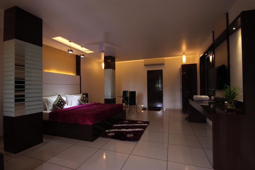 Hotel Apex Surat Habitación foto